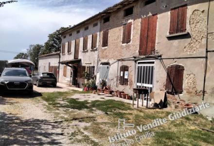 Abitazioni, area cortiliva esclusiva e e garage a Castelnovo