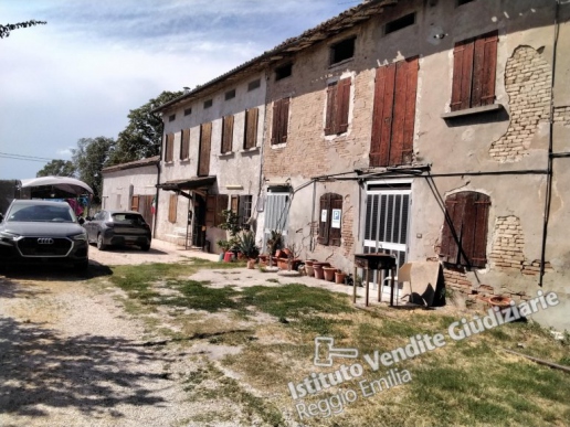 Abitazioni, area cortiliva esclusiva e e garage a Castelnovo - 1