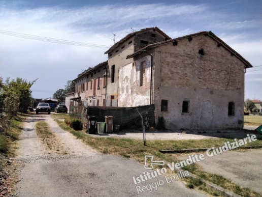 Abitazioni, area cortiliva esclusiva e e garage a Castelnovo - 2