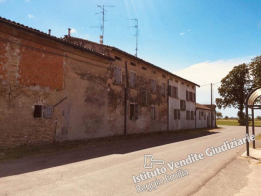 Abitazioni, area cortiliva esclusiva e e garage a Castelnovo - 3