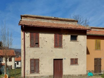 Edificio unifamiliare su due livelli con terreno in Ventasso