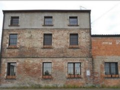 Abitazione su 3 piani con garage e cortile in Reggiolo - 1