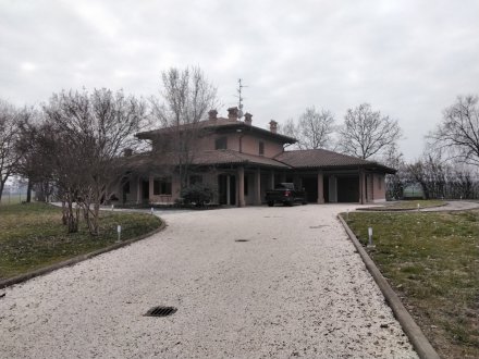 Villa con autorimessa ed area cortiliva in Arceto